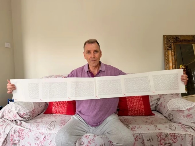 Laurence Watkins, 60 tuổi, khoe cái tên hơn 2000 ký tự tại nhà ở Auckland, New Zealand. Ảnh: News