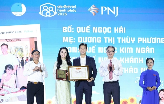 Vợ chồng cầu thủ Quế Ngọc Hải được vinh danh Gia đình trẻ tiêu biểu 2025 hôm 12/10. Ảnh: Lâm Hải