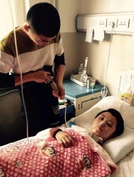 Trong hai tháng, Liu (bên trái) đã tận tâm chăm sóc Lin, hỗ trợ cô trong các công việc hàng ngày như thay tã, lật người cô trên giường và mát-xa cho cô. Ảnh: Handout