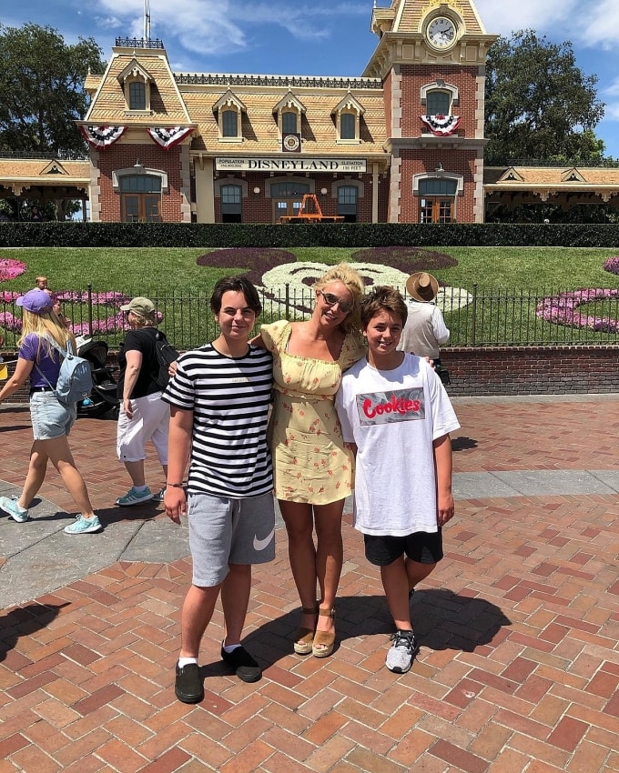 Britney Spears đi chơi với hai con tại Disneyland năm 2019. Ảnh: Instagram/ Britney Spears