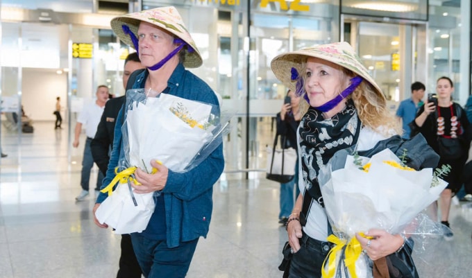 Fionnuala Sherry (phải) và Rolf Løvland tại sân bay Nội Bài. Ảnh: Ban tổ chức cung cấp