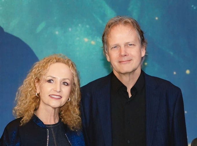 Fionnuala Sherry (trái) và Rolf Løvland tại buổi họp báo sáng 17/10 tại Hà Nội. Ảnh: Ban tổ chức cung cấp