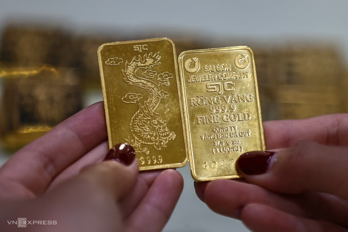 Vàng miếng SJC trưng bày tại cửa hàng vào hồi tháng 3. Ảnh: Quỳnh Trần
