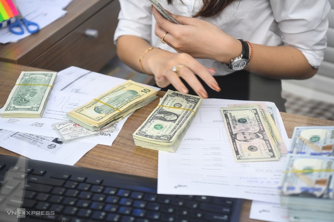 Giao dịch USD tại ngân hàng thương mại. Ảnh: Giang Huy