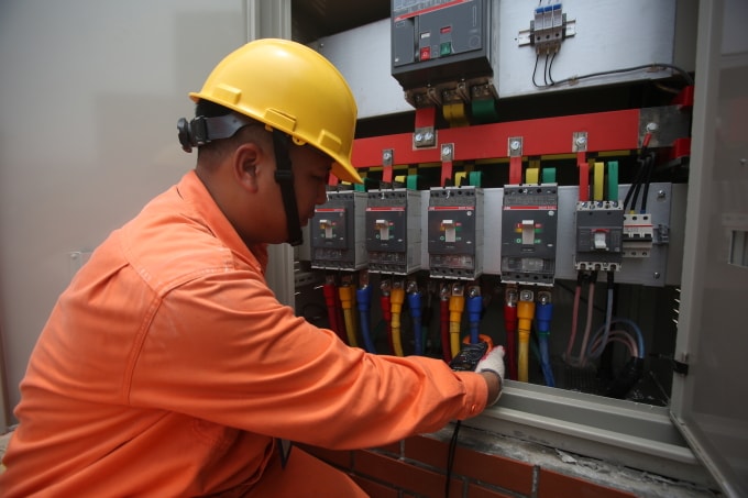 Nhân viên EVN làm việc tại Hà Nội. Ảnh: Ngọc Thành