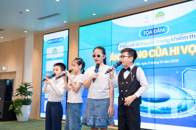 Các bạn nhỏ thuộc Câu lạc bộ người khiếm thị RB tại tọa đàm. Ảnh: