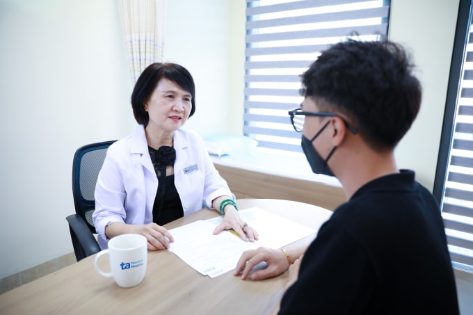 Bác sĩ Thanh Quýt khám cho người bệnh. Ảnh: Bệnh viện Đa khoa Tâm Anh