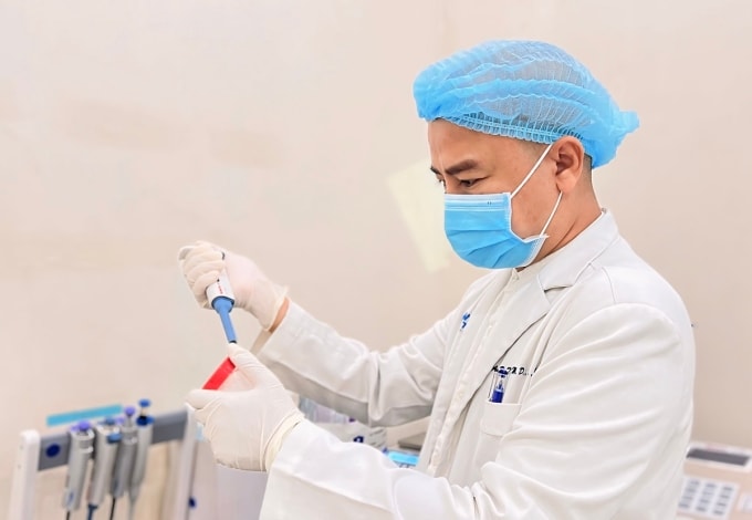 Bác sĩ xét nghiệm tinh dịch đồ. Ảnh: Lâm Anh