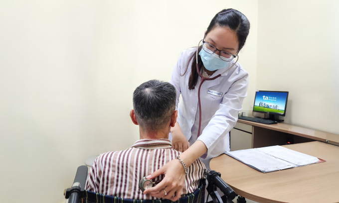 Cụ ông bị viêm phổi, được bác sĩ Bệnh viện Đa khoa Tâm Anh TP HCM thăm khám. Ảnh: Mộc Miên