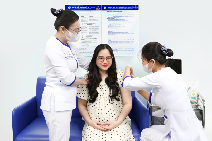 Thai phụ tiêm ngừa RSV tại Hệ thống Tiêm chủng VNVC để phòng bệnh và truyền kháng thể thụ động, bảo vệ bé. Ảnh: An Hoa