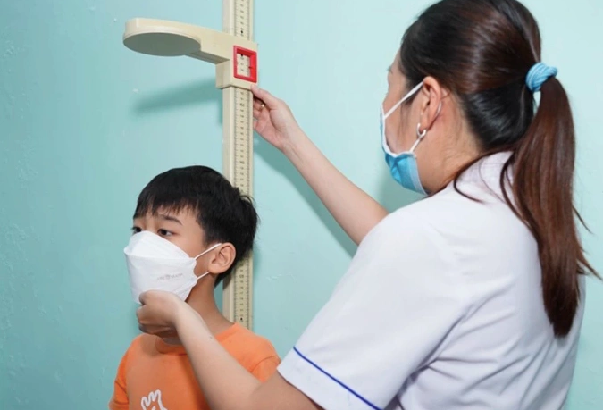 Một bệnh nhi đo chiều cao tại bệnh viện. Ảnh:Minh Thư