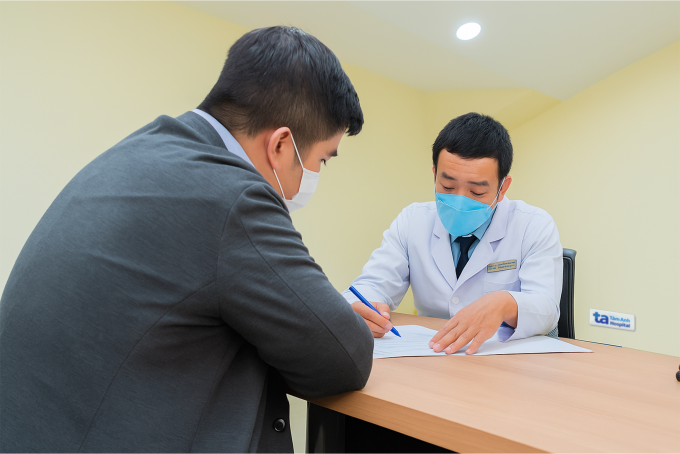 Bác sĩ Tùng phân tích các chỉ số mỡ, cơ, nước trong cơ thể của anh Mạnh. Ảnh: Bệnh viện Đa khoa Tâm Anh