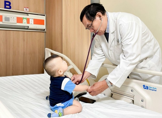 PGS Trụ khám cho bé Thái. Ảnh: Bệnh viện Đa khoa Tâm Anh.