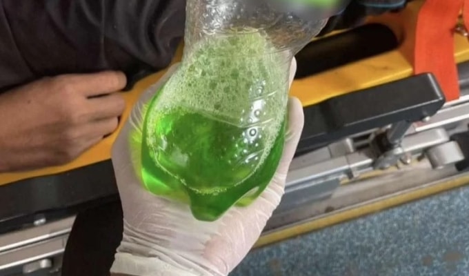 Chai nước tẩy rửa được gia đình bệnh nhân mang theo đến bệnh viện sau khi người nhà uống nhầm vì tưởng nước ngọt. Ảnh: Bangkok Post