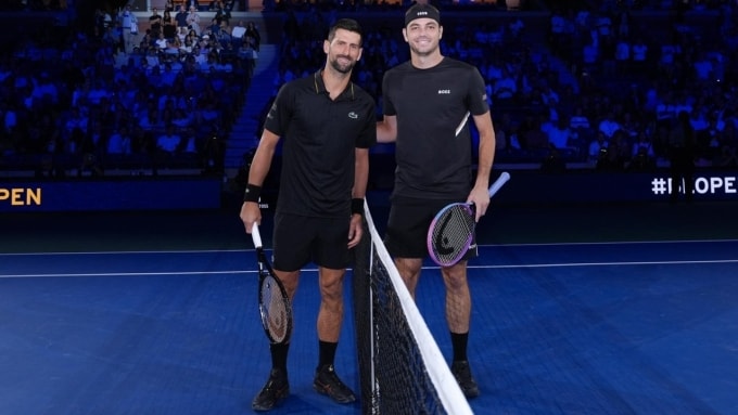 Djokovic (trái) và Fritz ở bán kết Mỹ Mở rộng, trên sân Arthur Ashe, New York hồi tháng trước. Ảnh: Reuters