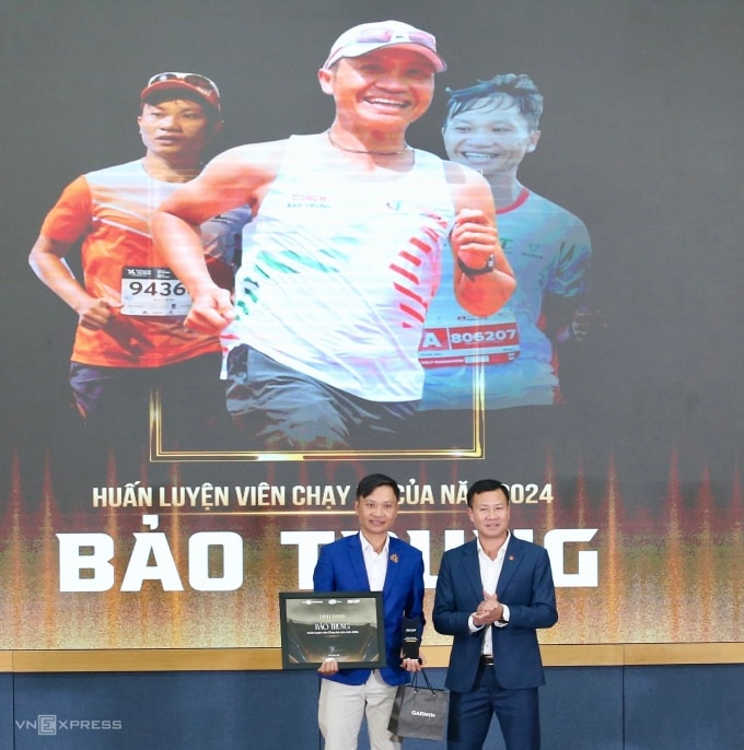 HLV Bảo Trung (trái) tại Gala trao giải VnExpress Runners of the Year 2024. Ảnh: Hiếu Lương