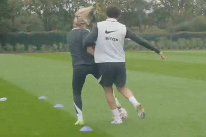 Costa xô ngã Davison trên sân tập của Chelsea cuối tuần trước. Ảnh: Daily Mail
