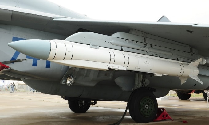 Mô hình tên lửa Grom-E1 treo dưới cánh tiêm kích MiG-35 tại triển lãm hàng không tại Moskva, Nga, hồi năm 2015. Ảnh: KTRV.