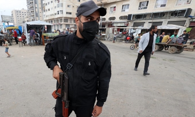 Thành viên lực lượng an ninh Hamas tại một trạm kiểm soát ở miền trung Gaza hôm 12/10. Ảnh: AFP