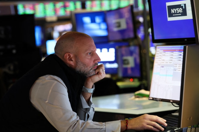 Nhân viên làm việc tại sàn giao dịch chứng khoán New York (NYSE), ngày 13/10. Ảnh: AFP