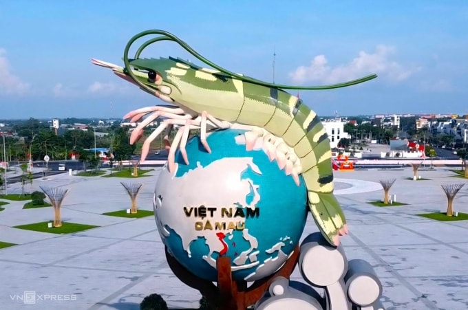 Quảng trường Phan Ngọc Hiển với biểu tượng con tôm Cà Mau cao 24 m là điểm nhấn đối với du khách khi đến tỉnh. Ảnh: An Minh
