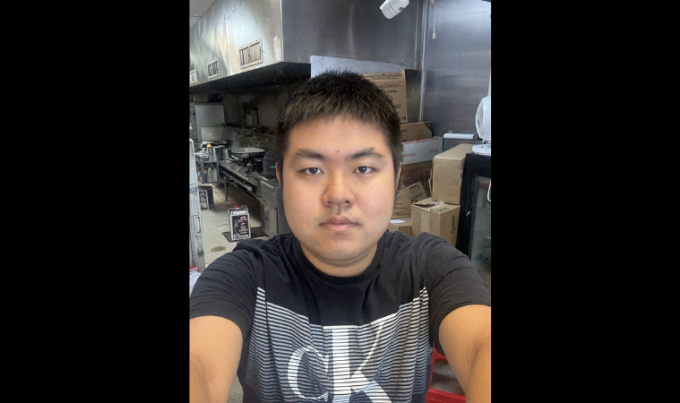 Gene Cao làm việc tại nhà hàng Trung Quốc ở Florida. Ảnh: WSJ