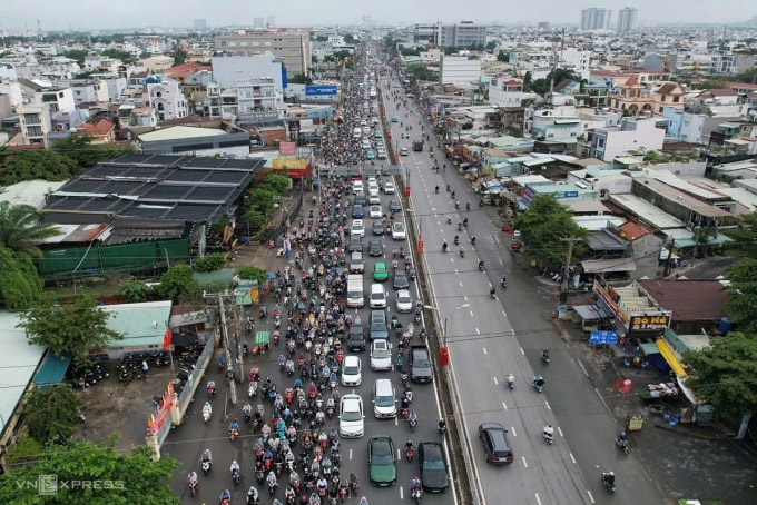 Ùn tắc trên quốc lộ 13, hướng vào trung tâm TP HCM, tháng 9/2025. Ảnh: Đình Văn