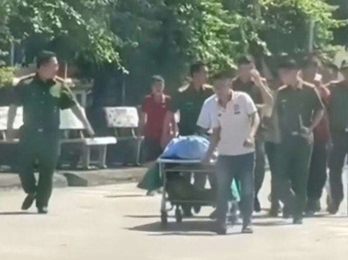 Công an đưa nạn nhân đi khám nghiệm tử thi.  Ảnh: Lam Sơn