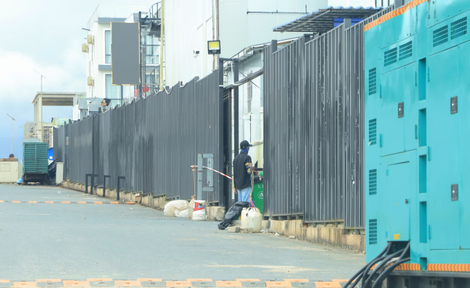 Tường thép bên ngoài khu phức hợp lừa đảo ở Công viên Núi Bokor. Ảnh: SBS