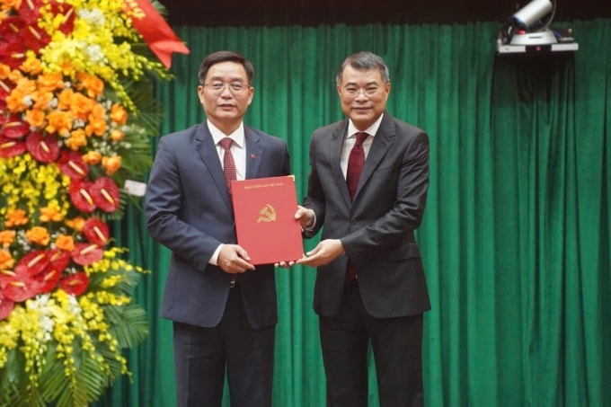 Ông Lê Minh Hưng trao quyết định của Bộ Chính trị cho ông Nguyễn Đình Trung. Ảnh: Vạn An