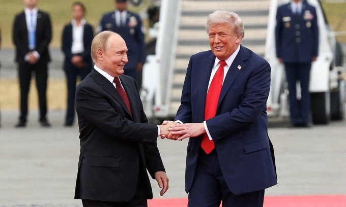 Ông Putin và ông Trump bắt tay tại Alaska trước khi họp thượng đỉnh hôm 15/8. Ảnh: Reuters