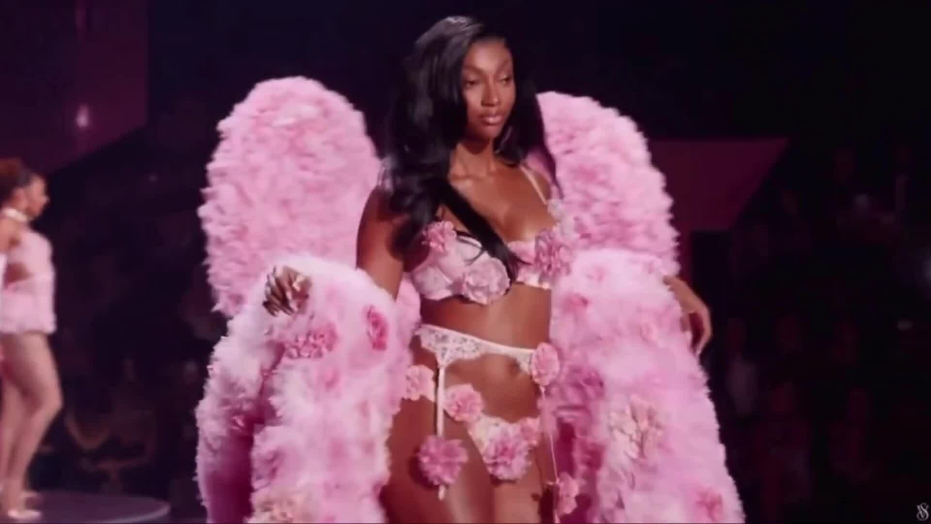 Nữ VĐV đầu tiên trình diễn tại Victoria’s Secret