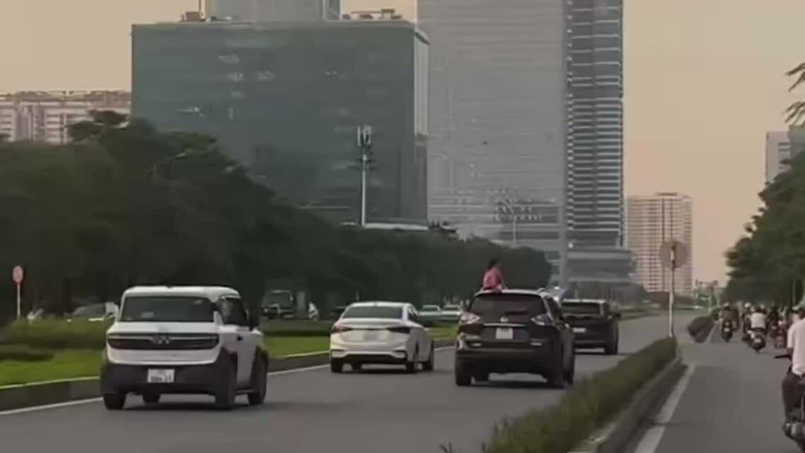 Người phụ nữ bị xử phạt khi để con trèo lên nóc xe