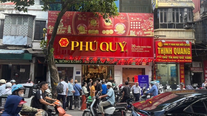 Giá bạc leo thang, người dân nườm nượp xếp hàng từ 6 giờ sáng - Ảnh 1.