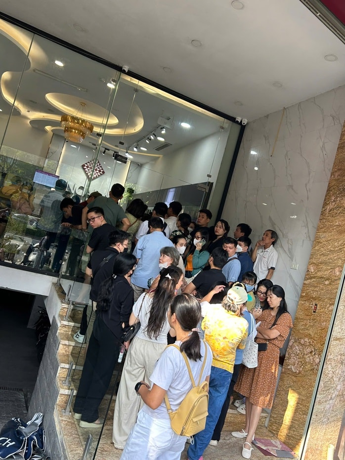 Giá bạc leo thang, người dân nườm nượp xếp hàng từ 6 giờ sáng - Ảnh 3.