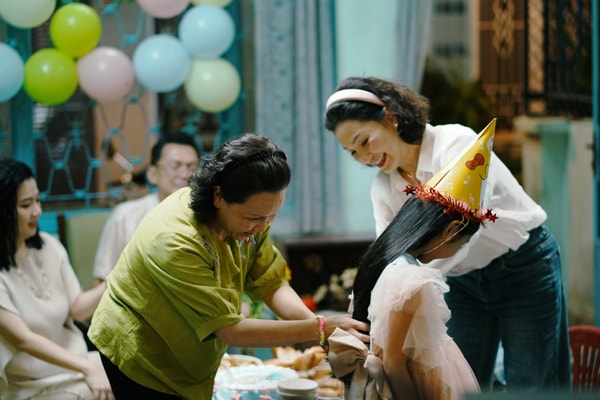 Hồng Đào kết đôi cùng Việt Hương như 'yêu nhau' ở đời thực- Ảnh 2. Hồng Đào kết đôi cùng Việt Hương như 'yêu nhau' ở đời thực- Ảnh 2.