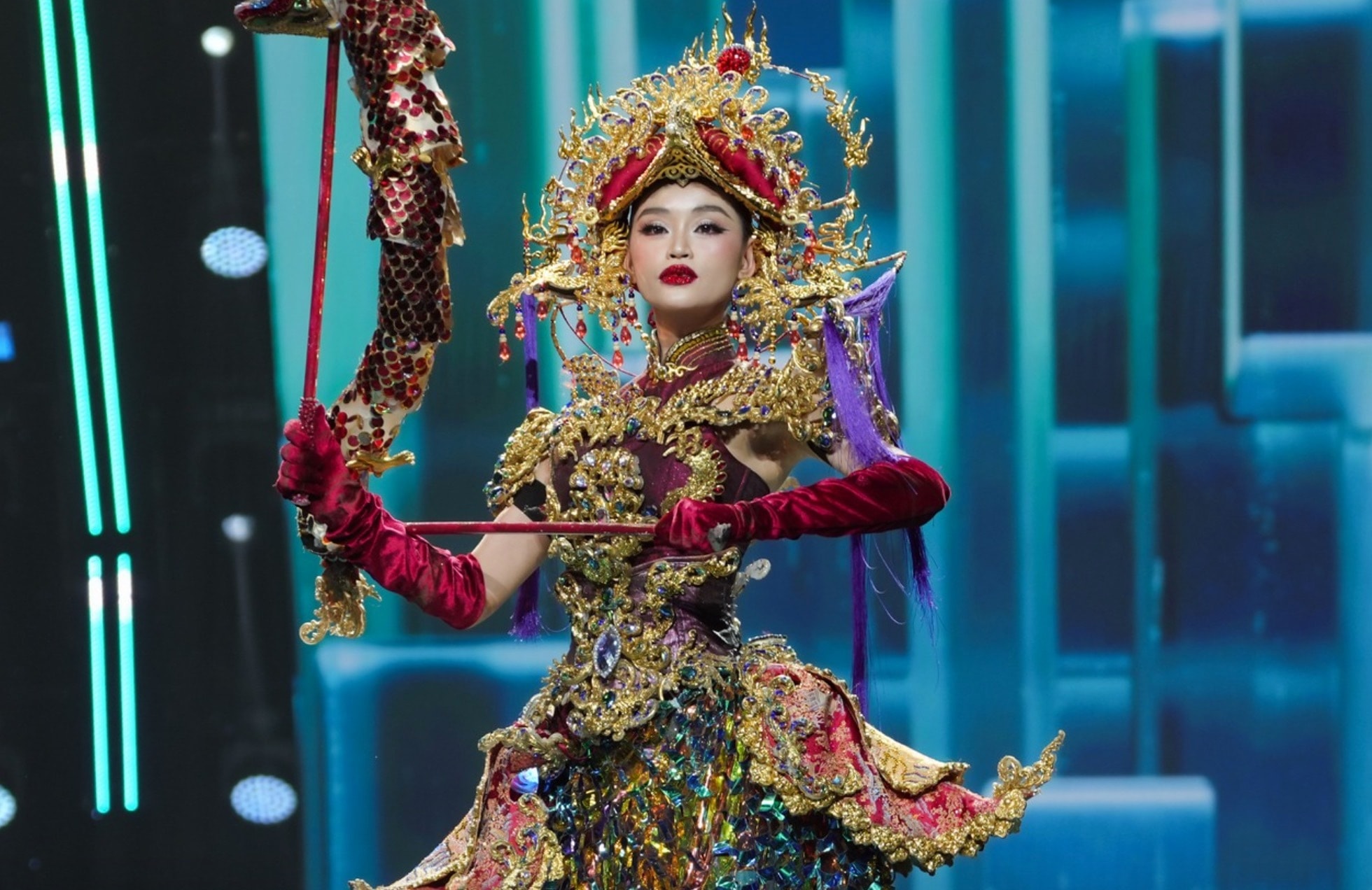Phần thi trang phục dân tộc của Yến Nhi thu hút lượt xem kỷ lục.