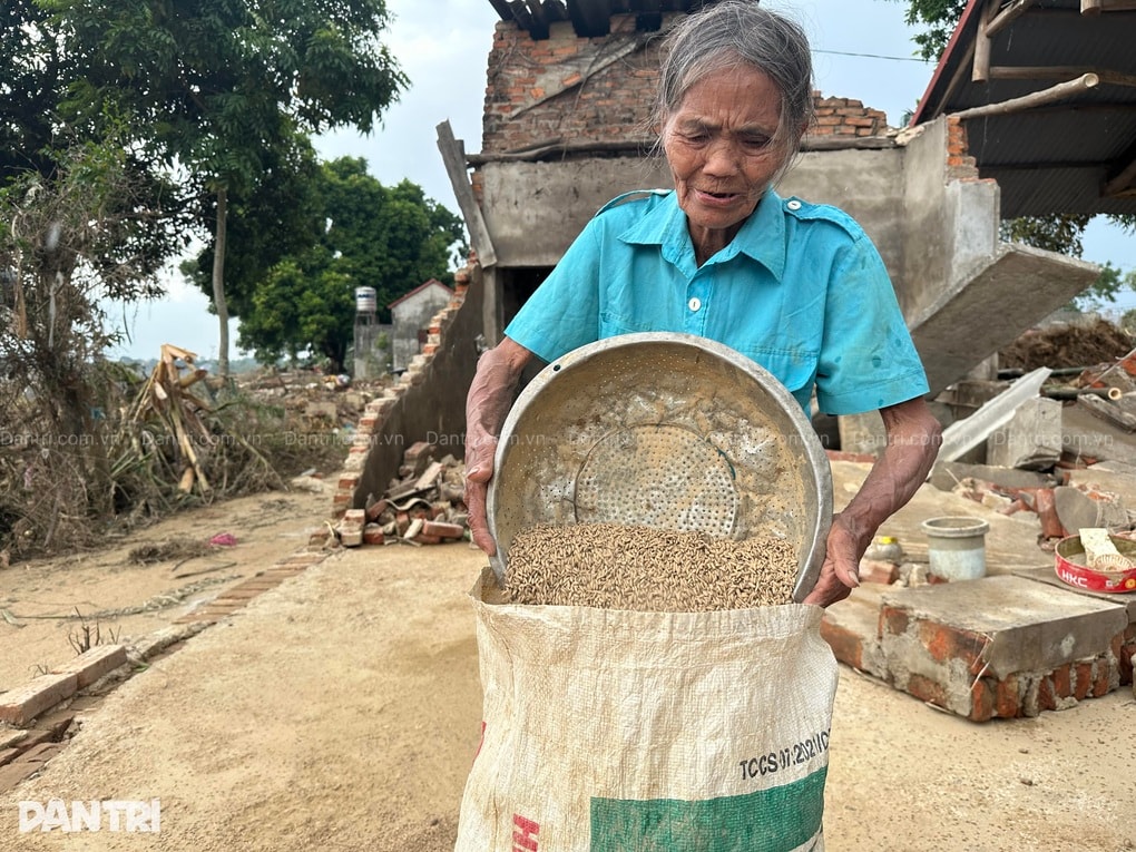 Cụ bà sống cô độc đau khổ khi chứng kiến nhà bị lũ đánh sập - 4 Cụ bà sống cô độc đau khổ khi chứng kiến nhà bị lũ đánh sập - 4