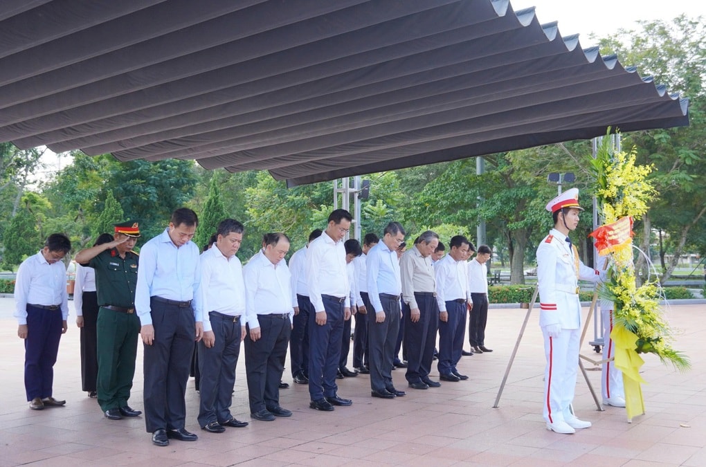 Trưởng Ban Tổ chức Trung ương dâng hương tri ân các liệt sỹ tại Quảng Trị - 2 Trưởng Ban Tổ chức Trung ương dâng hương tri ân các liệt sỹ tại Quảng Trị - 2