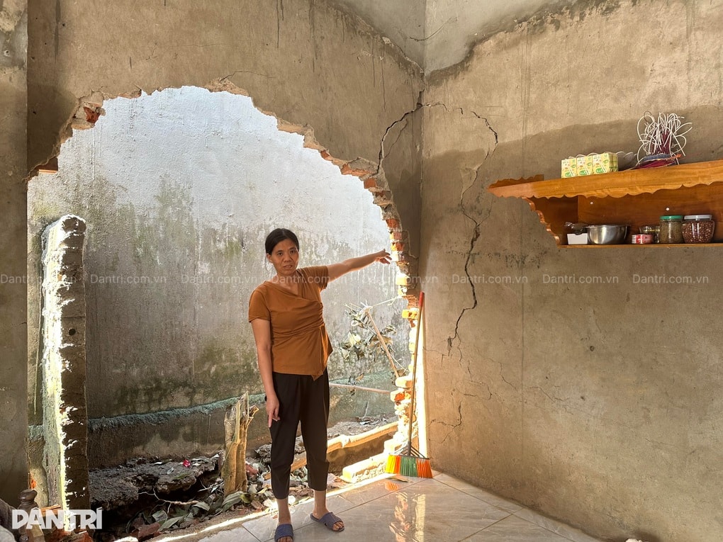 Cụ bà sống cô độc đau khổ khi chứng kiến nhà bị lũ đánh sập - 5 Cụ bà sống cô độc đau khổ khi chứng kiến nhà bị lũ đánh sập - 5
