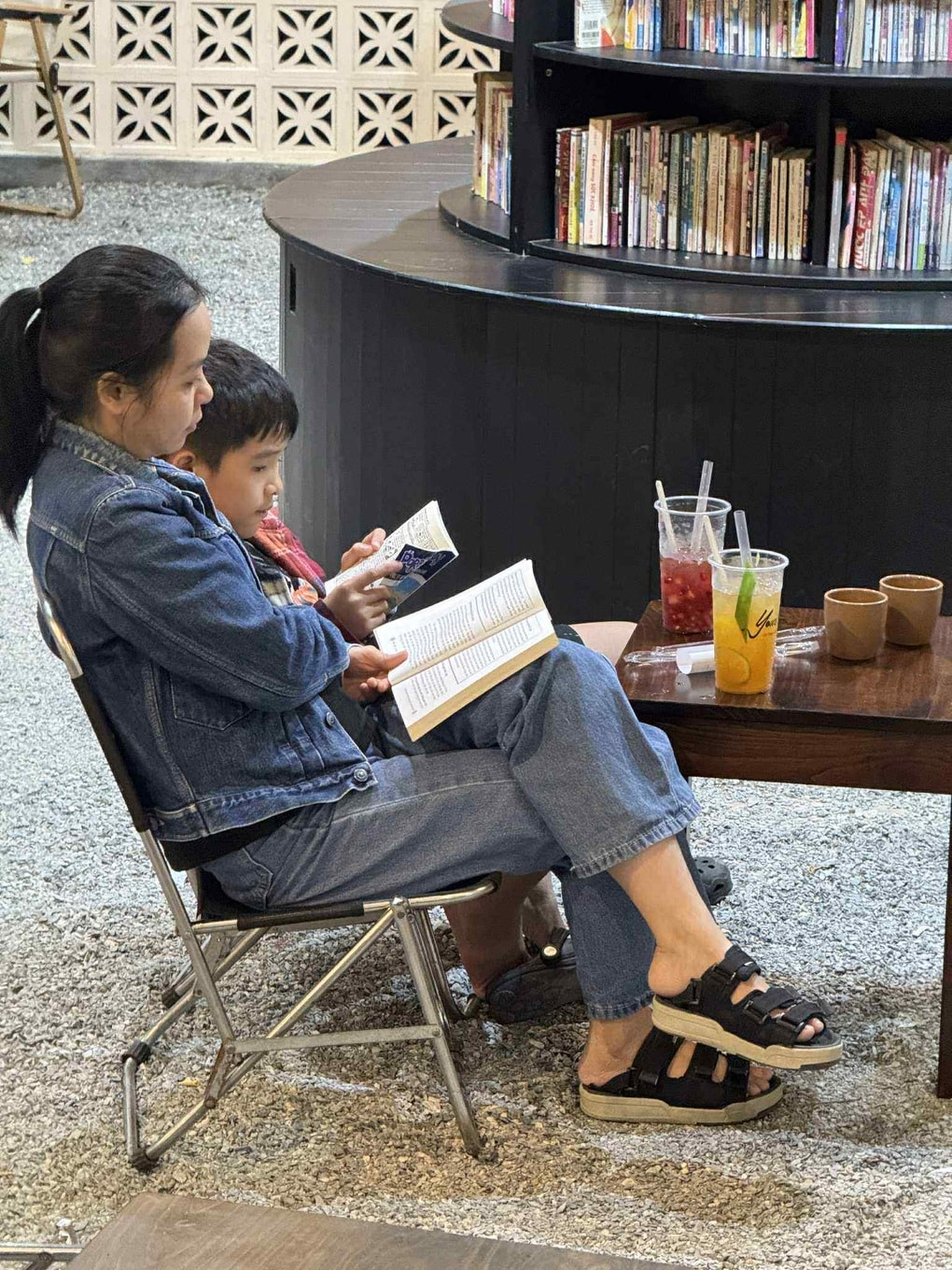 Bức tường sách 7.500 cuốn trong quán cà phê phố núi hút giới trẻ check-in - 4 Bức tường sách 7.500 cuốn trong quán cà phê phố núi hút giới trẻ check-in - 4