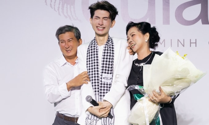 Nguyễn Minh Công bật khóc khi bố mẹ từ Cần Thơ lên TP HCM để chúc mừng. Anh nói xúc động trước tình cảm của đồng nghiệp, bạn bè, giới mộ điệu. Tiến sĩ Nguyễn Văn Viễn - Viện trưởng Viện Sở hữu Trí tuệ Việt Nam, Phó Chủ tịch Trung ương Hội Kỷ lục gia Việt Nam - nhận xét Nguyễn Minh Công đã kết nối được tinh thần dân gian và thời trang đương đại bằng sự tỉ mỉ, đặt để nhiều cảm xúc.