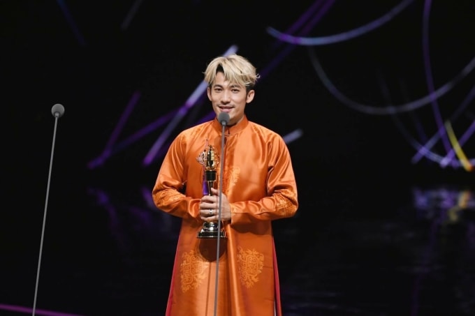 Liên Bỉnh Phát nhận giải Best actor của giải thưởng Kim Chung, tối 18/10. Ảnh: Golden Bell Awards