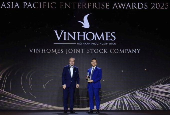 Đại diện Vinhomes (bên phải) nhận giải Doanh nghiệp Xuất sắc châu Á, trong khuôn khổ giải thưởng Asia Pacific Enterprise Awards 2025. Ảnh: Vinhomes