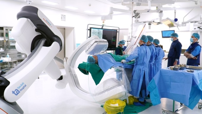 Êkíp can thiệp đặt stent tái thông mạch vành. Ảnh: Bệnh viện Đa khoa Tâm Anh