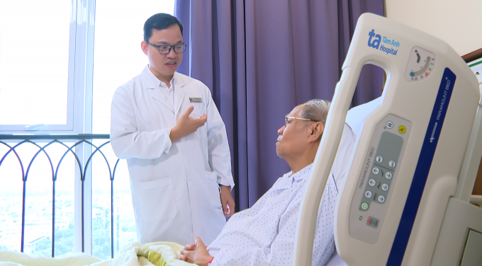 Bác sĩ Long dặn dò người bệnh trước khi xuất viện. Ảnh: Bệnh viện Đa khoa Tâm Anh