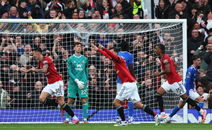 Benjamin Sesko (số 30) ăn mừng sau khi ghi bàn trong trận Man Utd thắng Sunderland ở Ngoại hạng Anh, ngày 4/10/2025 trên sân Old Trafford, Manchester. Ảnh: Reuters