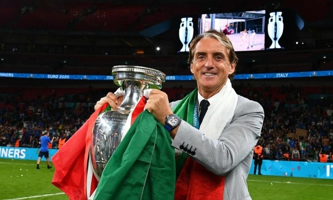 HLV Mancini nâng cup vô địch Euro 2020, trên sân Wembley, London, Anh, hôm 11/7/2021. Ảnh: Reuters