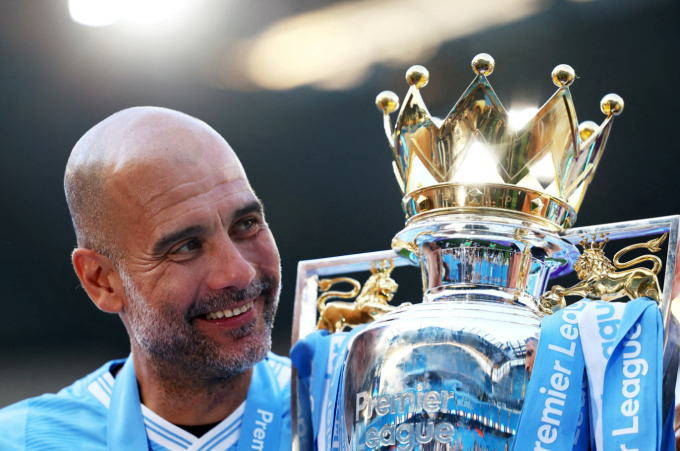 HLV Pep Guardiola mừng danh hiệu Ngoại hạng Anh trên sân Etihad, Manchester, Anh ngày 19/5/2024. Ảnh: Reuters