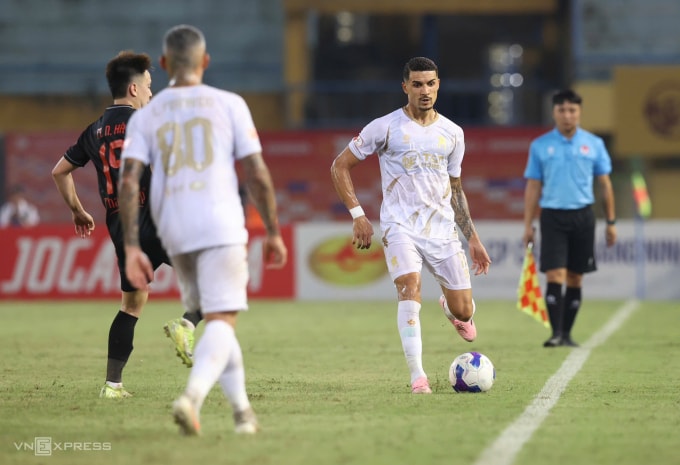 Tiền vệ gốc Brazil Đỗ Hoàng Hên (phải) đá chính và thi đấu 65 phút trong trận Hà Nội FC thua Ninh Bình 1-2 ở vòng 7 V-League 2025-2026, trên sân Hàng Đẫy, Hà Nội ngày 18/10/2025. Ảnh: Hoàng Huynh